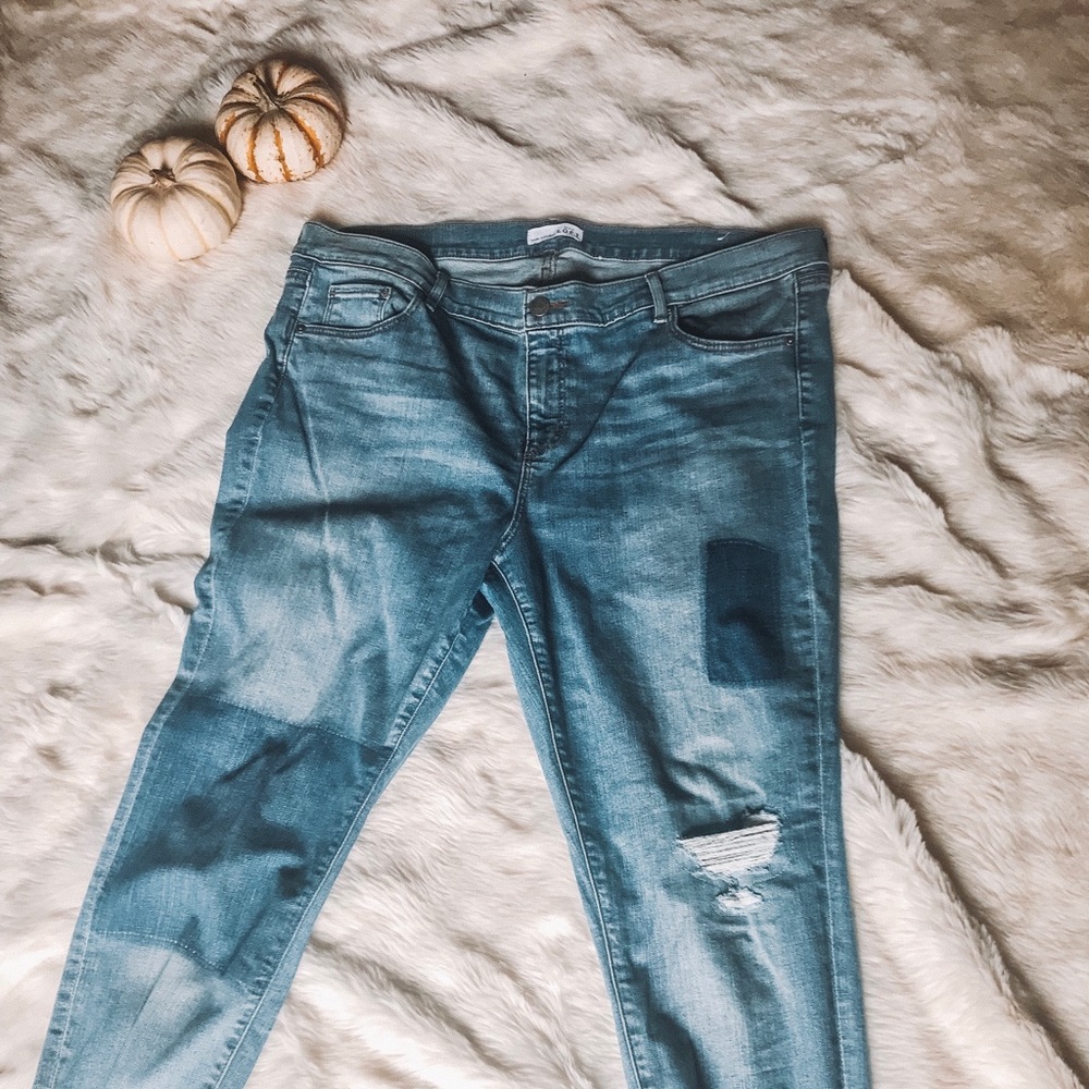 LOFT: DISTRESSED SKINNY JEANS 🖤